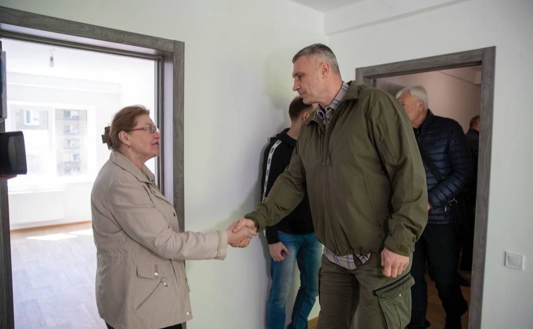 Власниця квартири розповіла меру про свої враження від ремонту. Фото: пресслужба мера