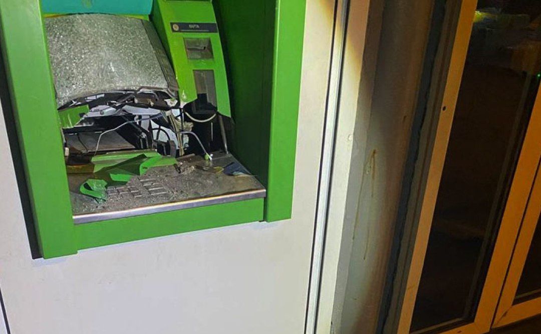Підозрюваний розбив банкомат бетонним блоком. Фото: Нацполіція