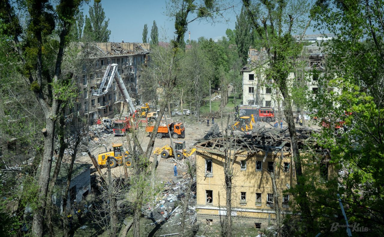 Наслідки російського обстрілу 24 квітня у Святошинському районі. Фото: Олексій Самсонов