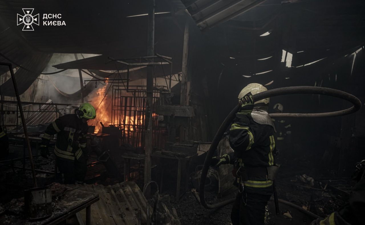 Рятувальники майже годину гасили пожежу у Гілропарку. Фото: ГУ ДСНС у м.Києві