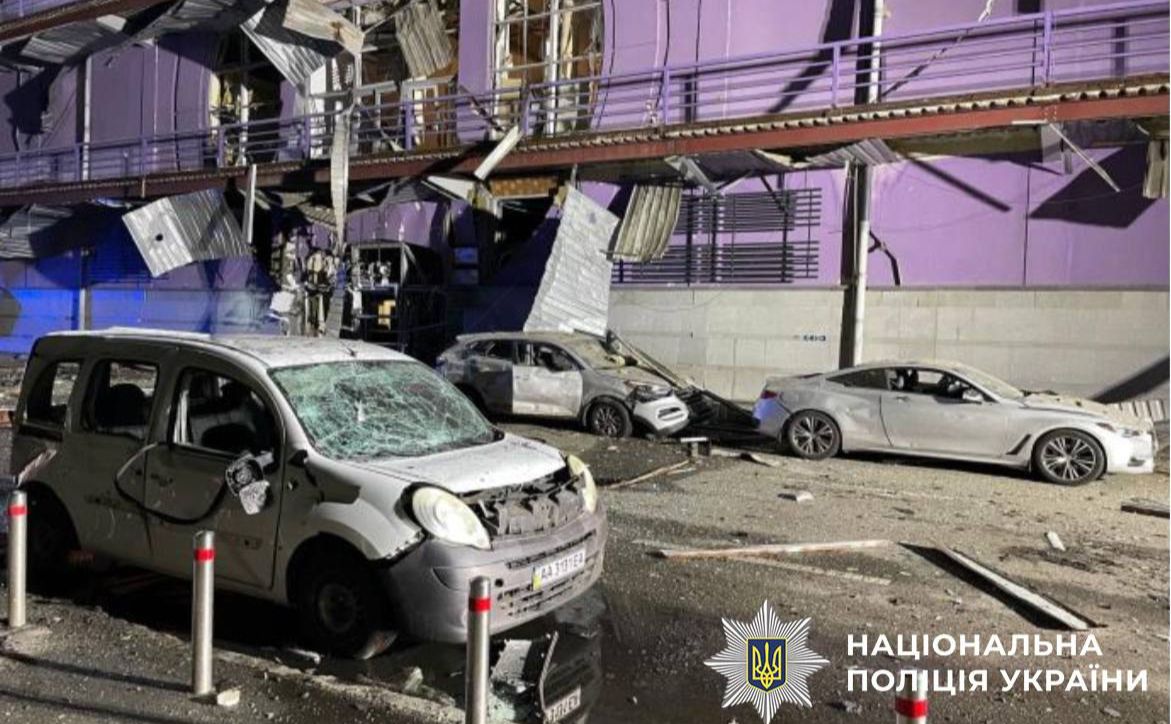 Обгорілі авто та пощкоджені будівлі. Фото: Нацполіція