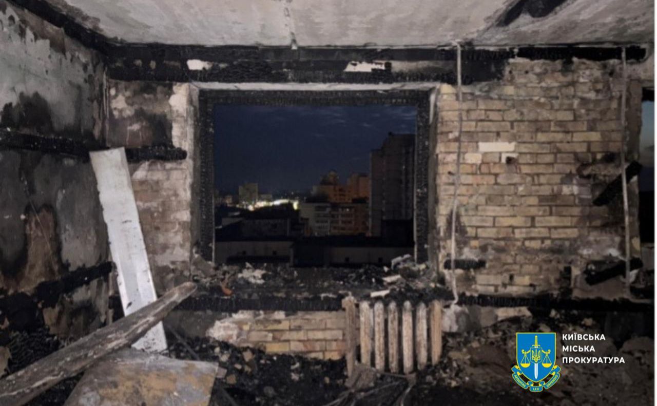 Вибиті вікна та стеля у квартирі в багатоповерхівці. Фото: Київська міська прокуратура