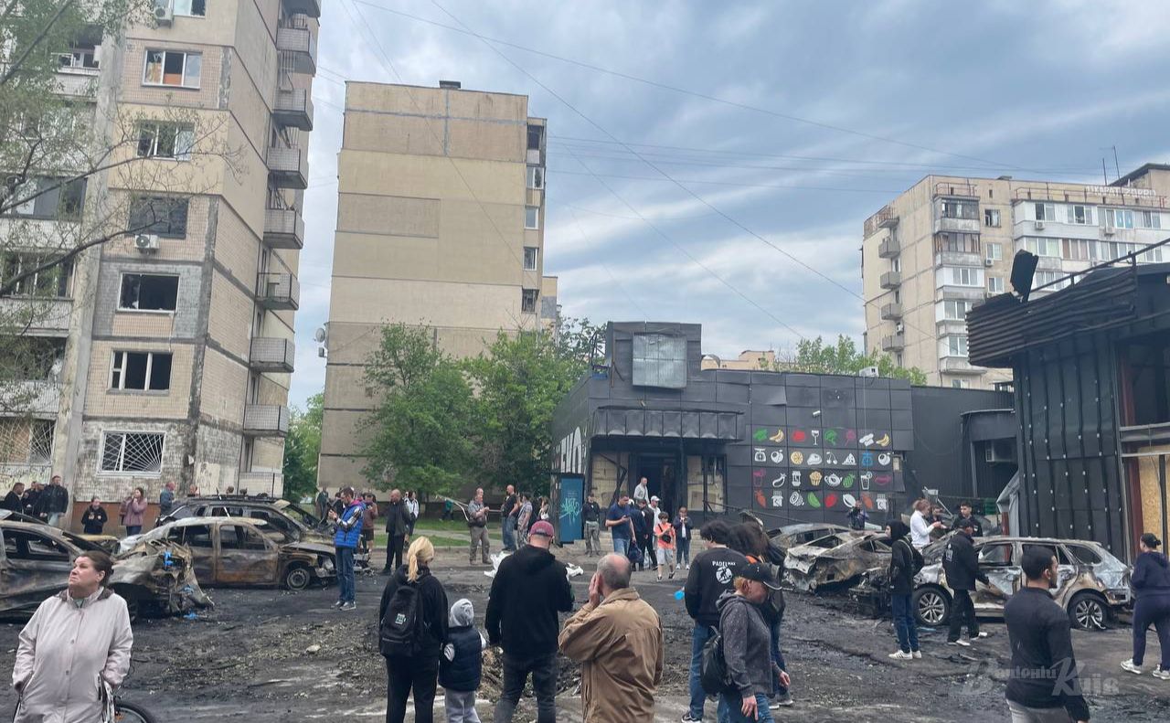 Пошкоджені будинки на Оболоні. Фото: «Вечірній Київ»