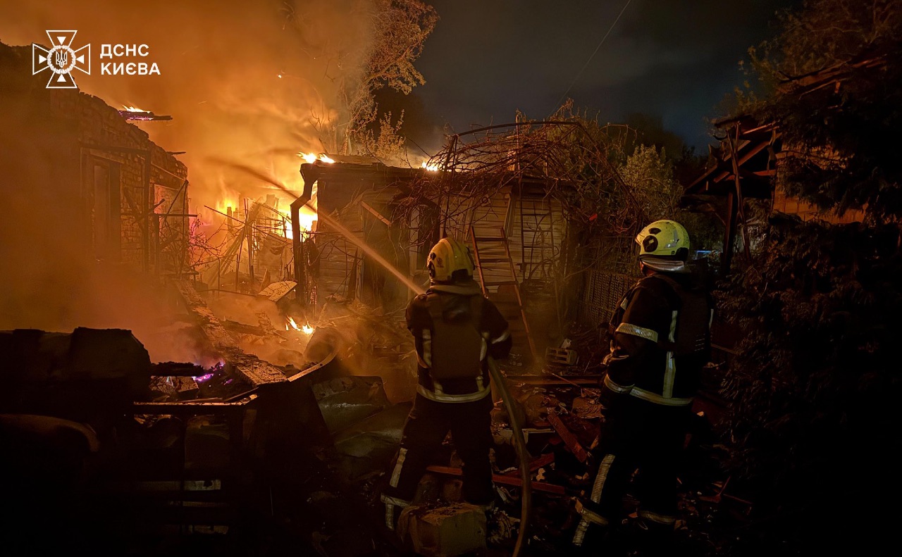 Рятувальники під час виїзду на місце загоряння. Фото: ДСНС