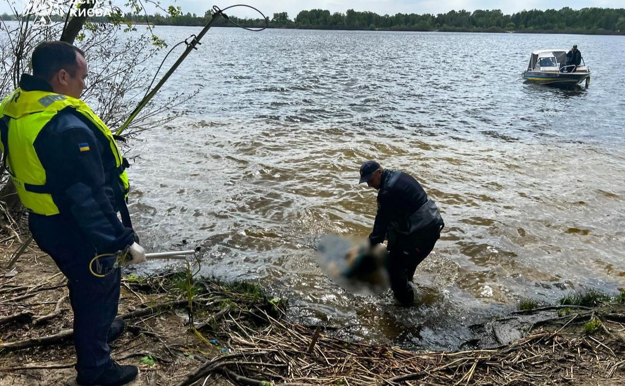 Водолази дістали тіло потопельника. Фото: ДСНС