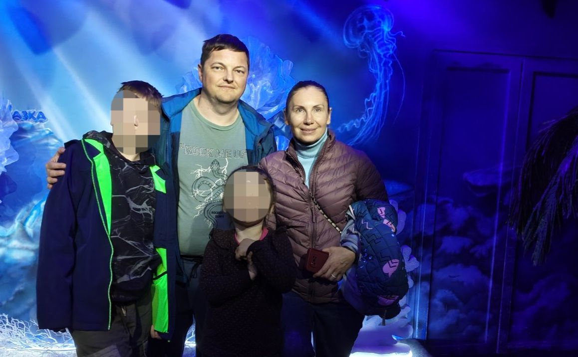 Сергій Лановий з дружиною Наталею, сином та Діною, для якої вони стали патронатною сім’єю. Фото: архів сім’ї Ланових