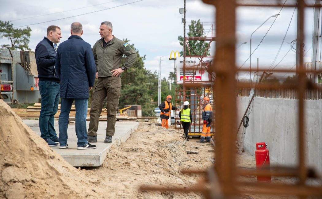 Дорожники вже встановлють нові конструкції. Фото: пресслужба Кличка