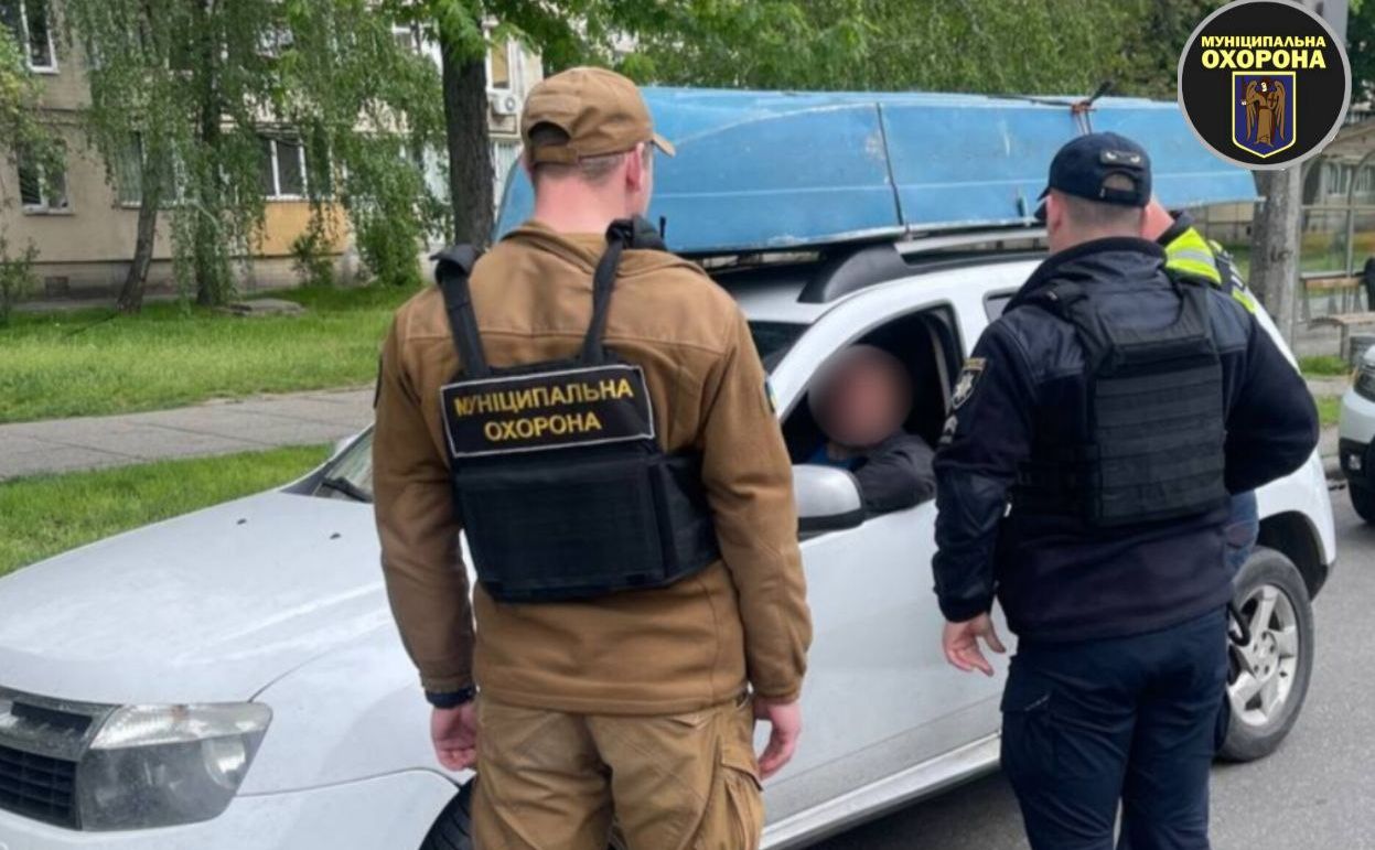 Муніципали спілкуються з водієм, який витворяв на дорозі небезпечні трюки. Фото: Муніципальна охорона