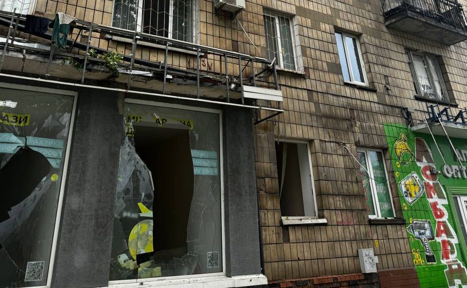 Будинок після удару уламка російського дрона в Шевченківському районі Києва. Фото: ДСНС