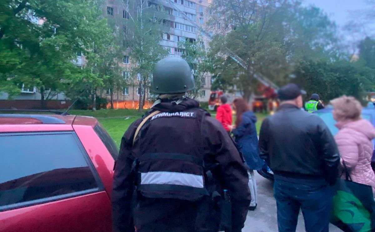 Поліція фіксує руйнування через обстріл рф. Фото: Поліція Києва
