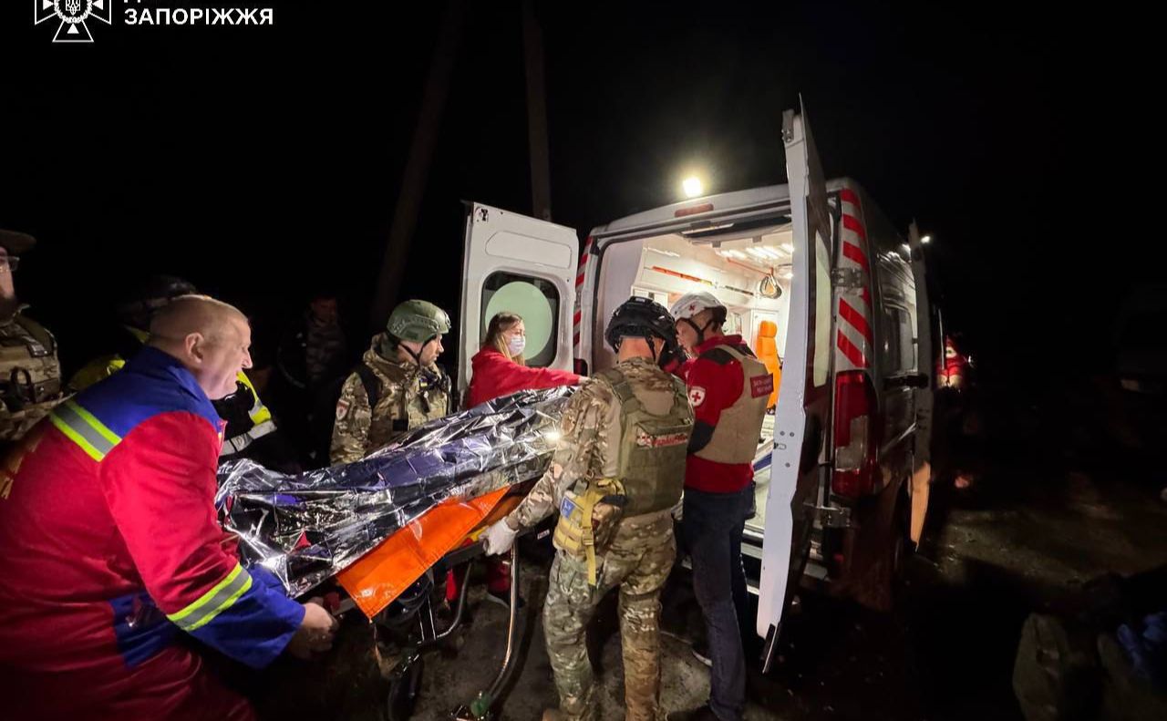 Лікарі госпіталізують поранених через нічний обстріл Запоріжжя. Фото: телеграм-канал В.Зеленського