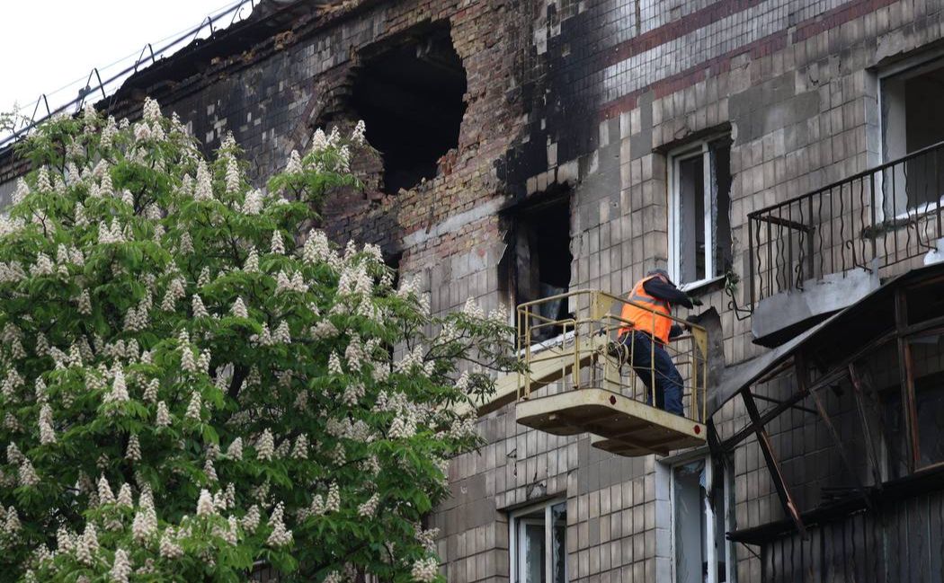 Робітник демонує зруйноване житло. Фото: тк В.Кличко