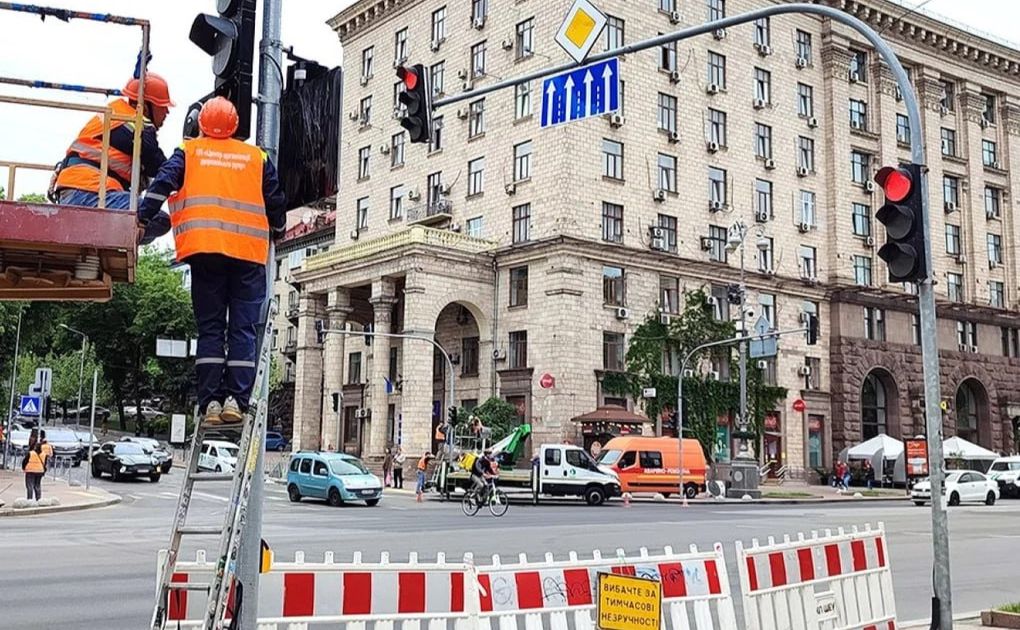 Фахівці працюють над встановленнямновихсвітлофорних об’єктів. Фото: ЦБДР