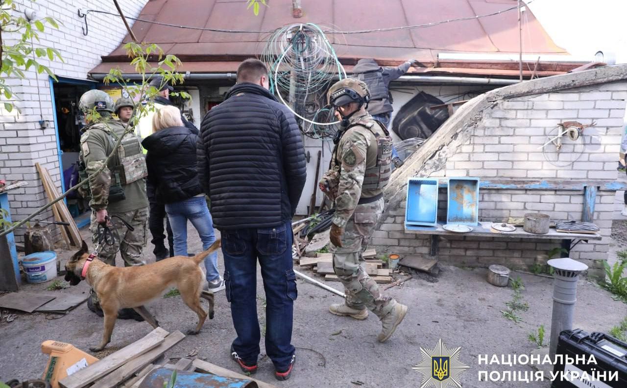 Поліція на місці помешкання стрільця. Фото: Нацполіція