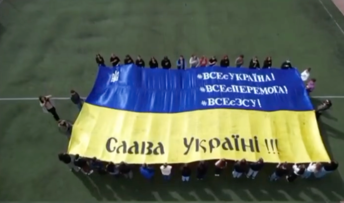Школярі розгорнули величезне полотнище розміром 12×8 метрів. Скрін з відео