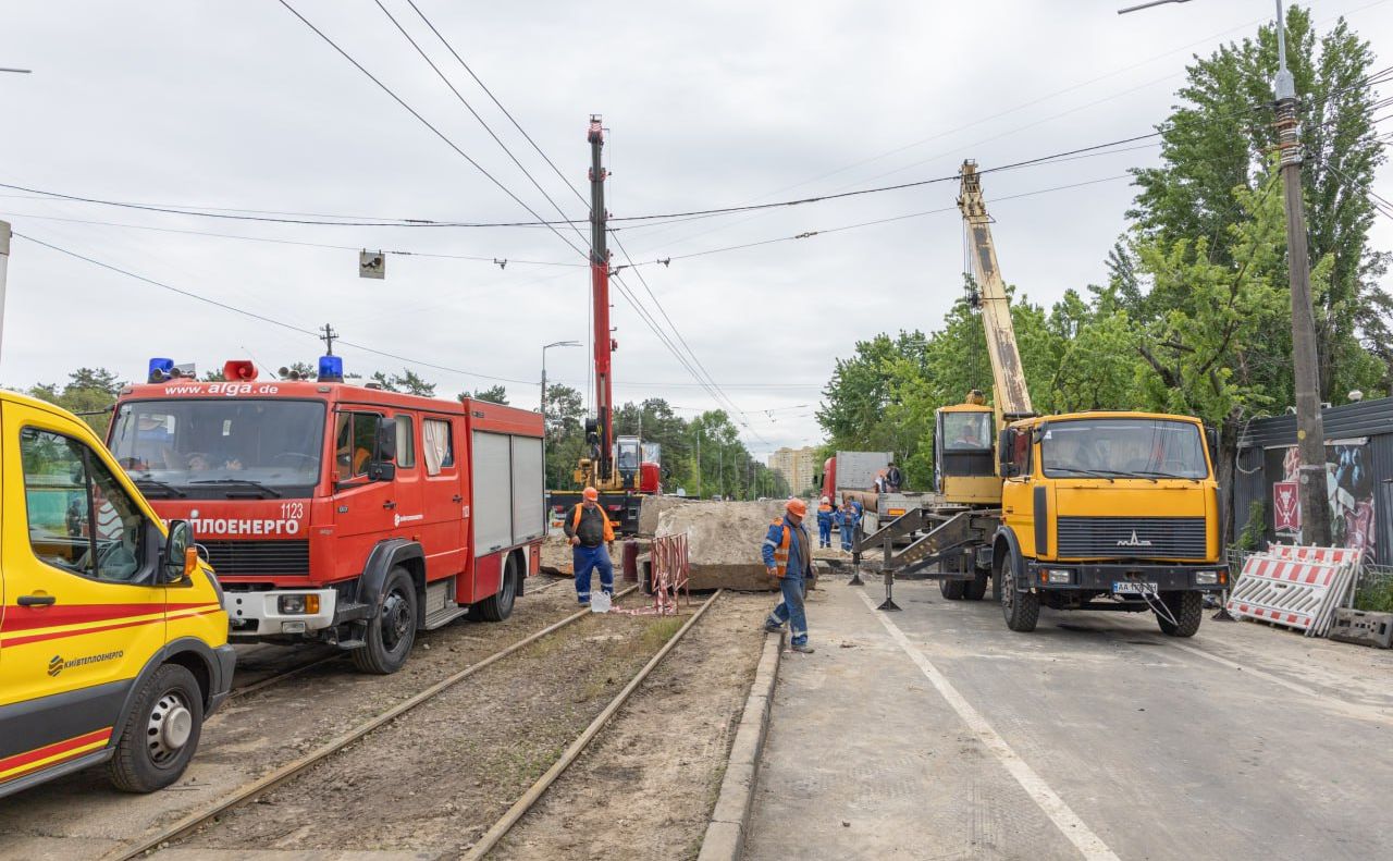 Аварійні бригади працювали цілодобово, щоб якнайшвидше відновити рух транспорту. Фото: КП «Київтеплоенерго»