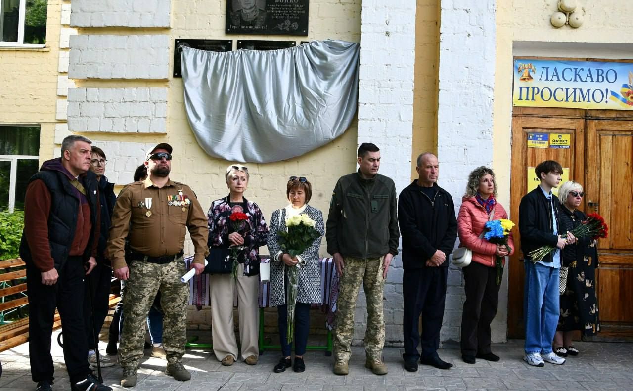 Меморіальні дошки розмістили при вході у ліцей. Фото: Голосіївська РДА