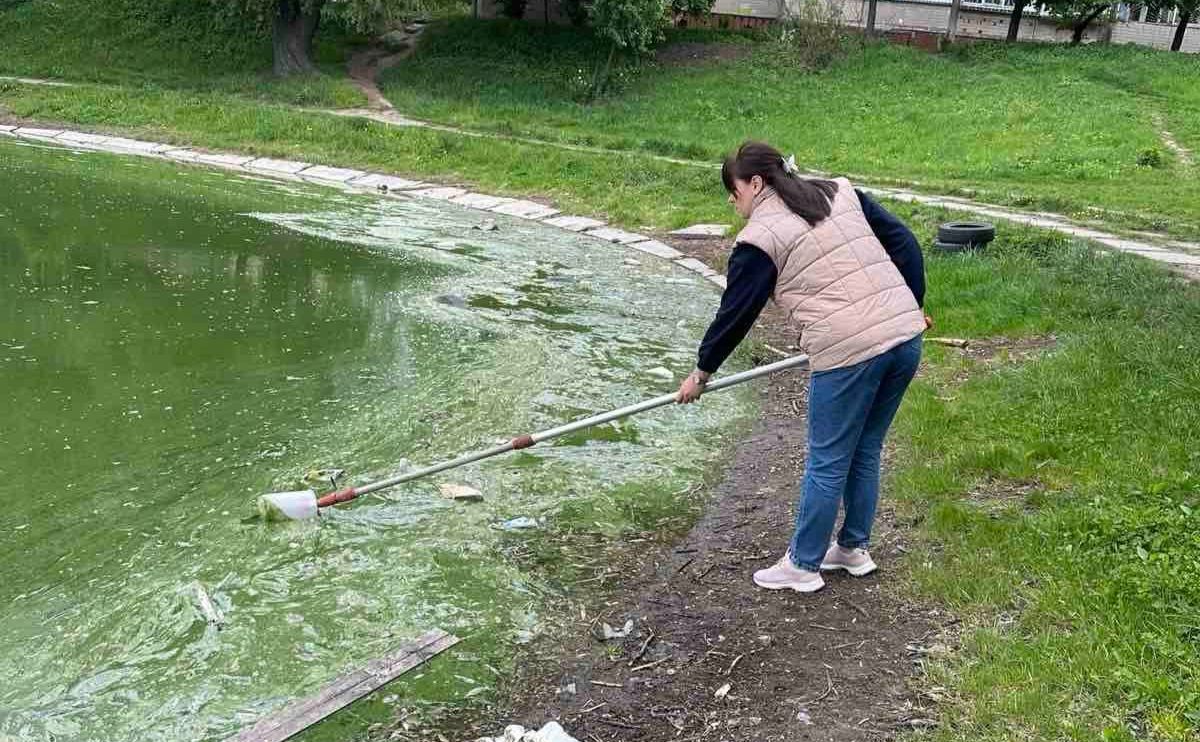Забір води на озері. Фото: КП «Плесо»
