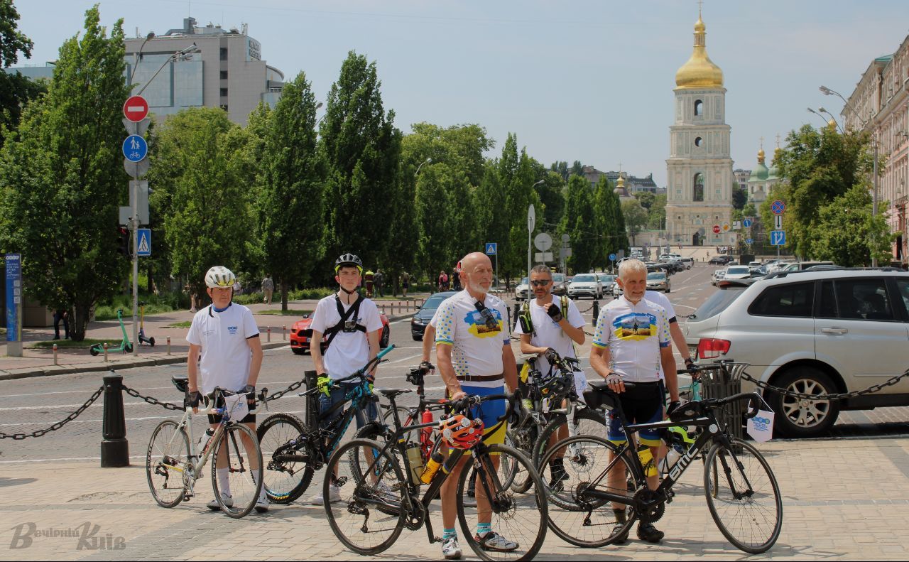 Торік ветеранів та велосипедистів урочисто зустріли на Михайлівській площі. Фото: Олександра Плакіна