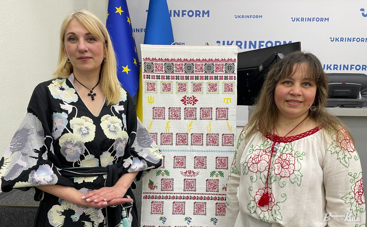 Наталія Федорчук та авторка рушника Леся Чернюк. Фото Сніжани Божок