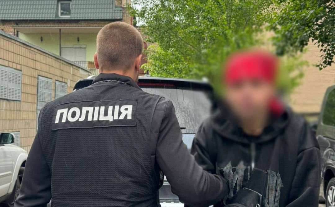 Поліція затримала збувача наркотиків на вулиці. Фото: поліція Києва