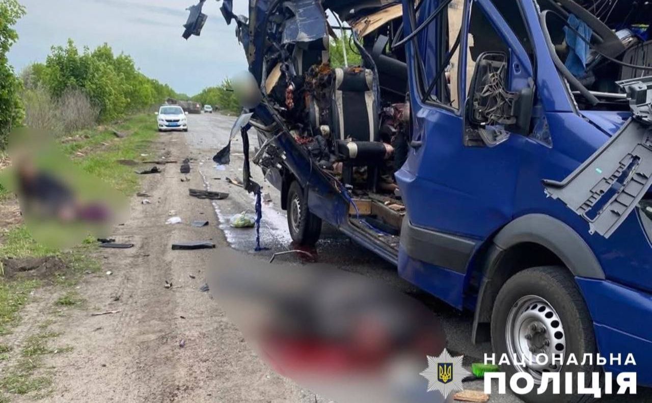 Фото з місця удару від поліції.