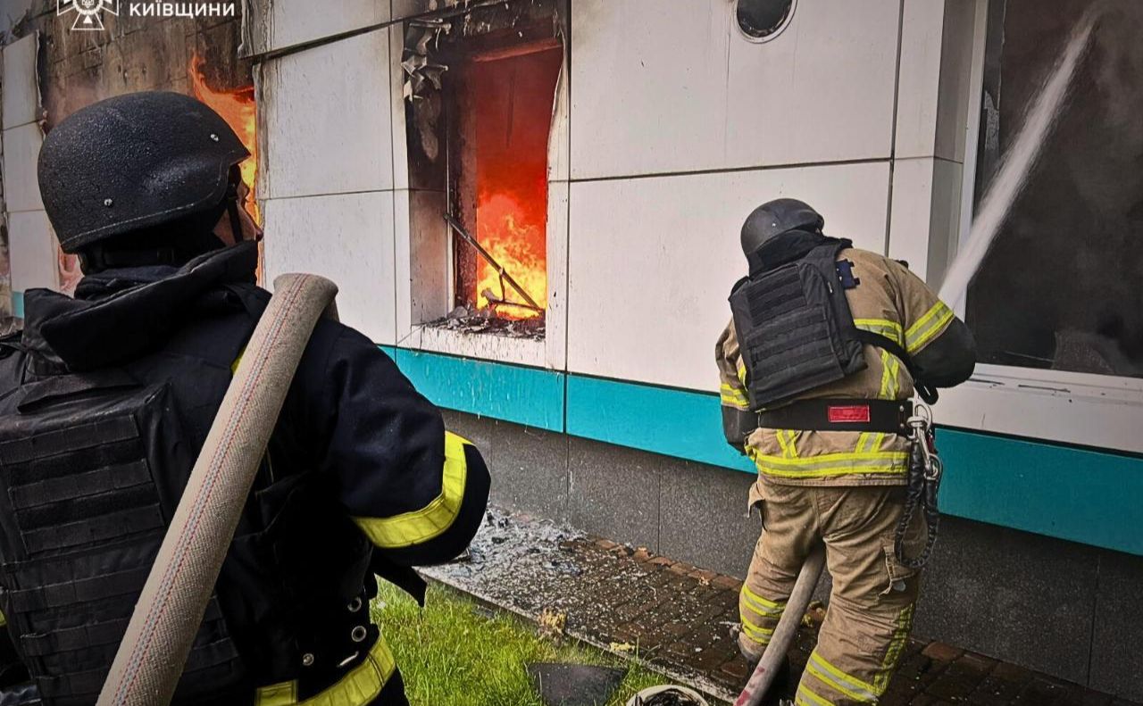 До ліквідації вогню залучені 55 рятувальників. Фото: ДСНС України у Київській області.