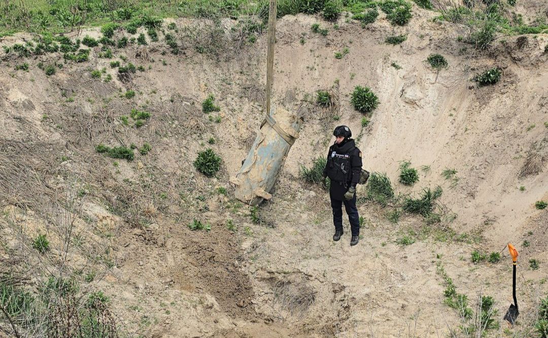Бойову частину ворожої крилатої ракети вилучили з поля. Фото: Мобільний рятувальний центр швидкого реагування ДСНС України