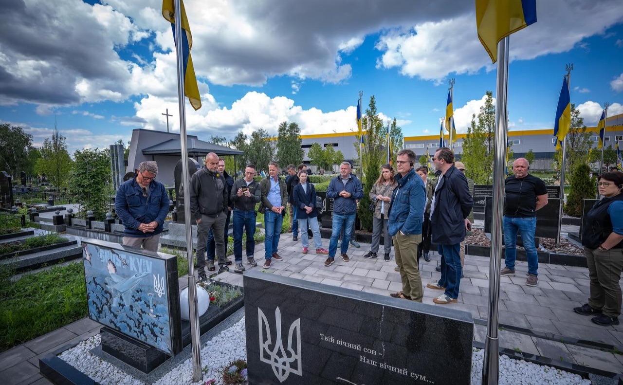 Гості вшанували памʼять невинно вбитих мешканців Бучі, а також відвідали Алею Героїв. Фото: Бучанська міськрада