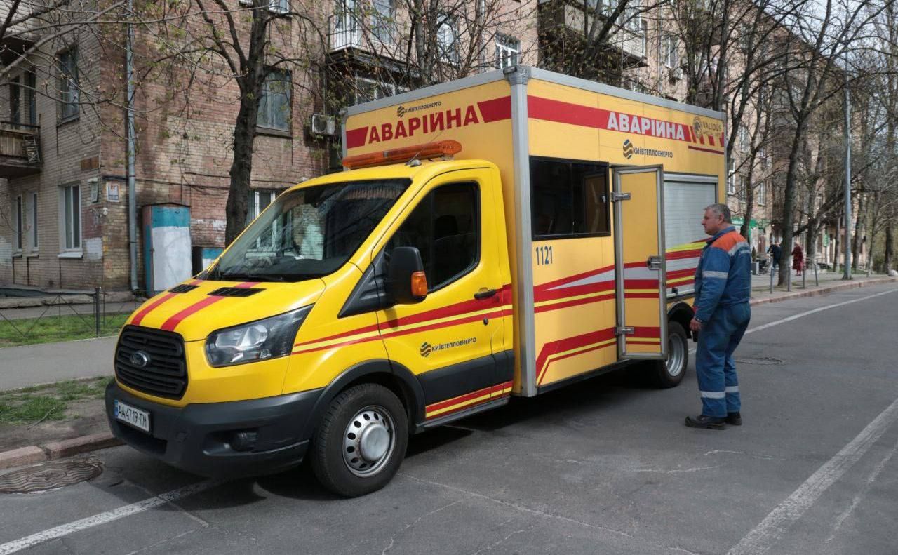 Машина ремонтної бригади на місці пошкодження. Фото: Київтеплоенерго