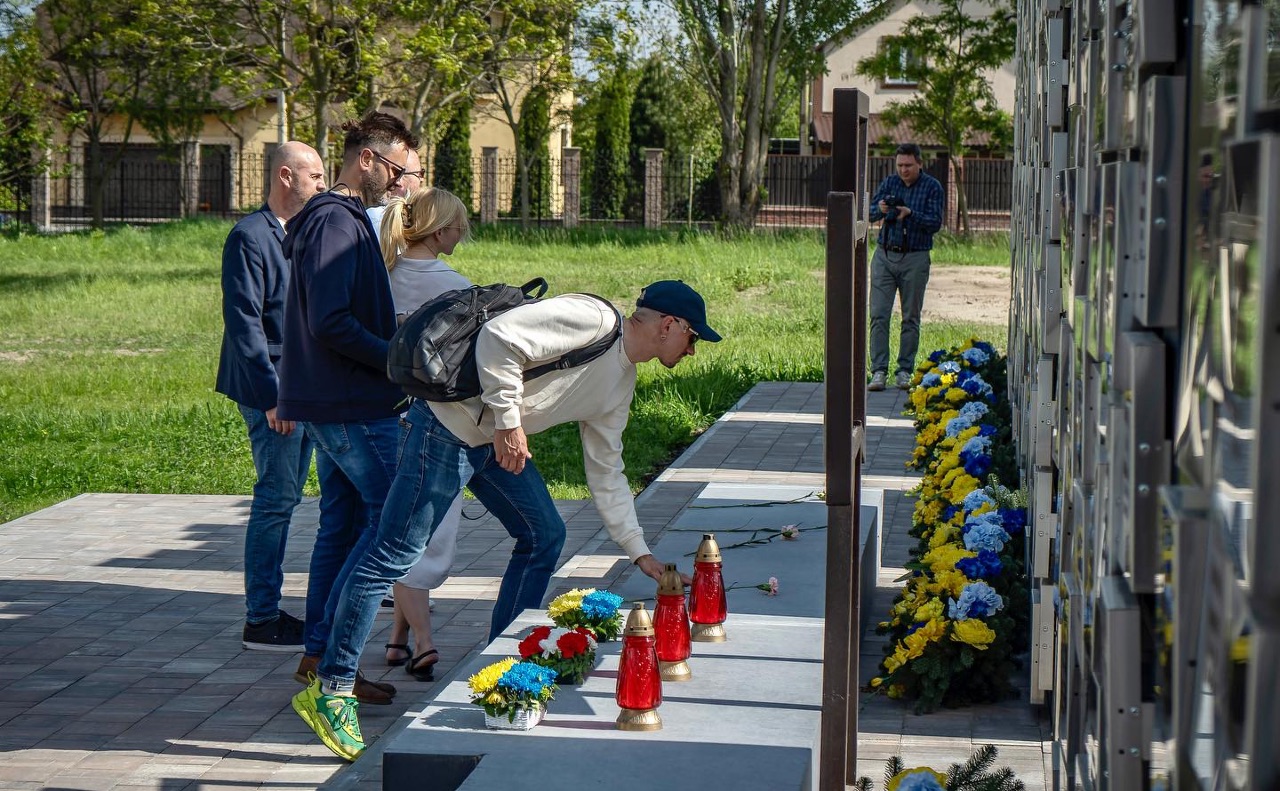 Іноземні гості висловили співчуття та обурення безкарністю воєнних злочинів у XXI столітті. Фото: Бучанська міськрада