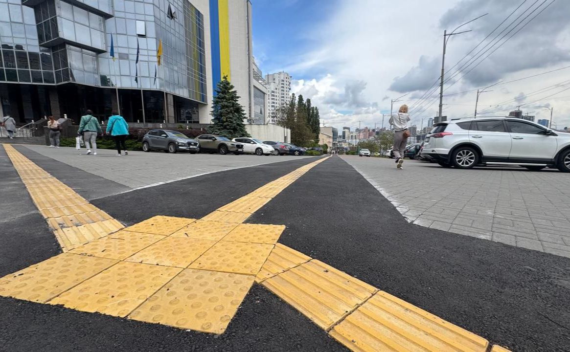 Влаштували направляючу та попереджувальну тактильну плитку. Фото: пресслужба КМДА