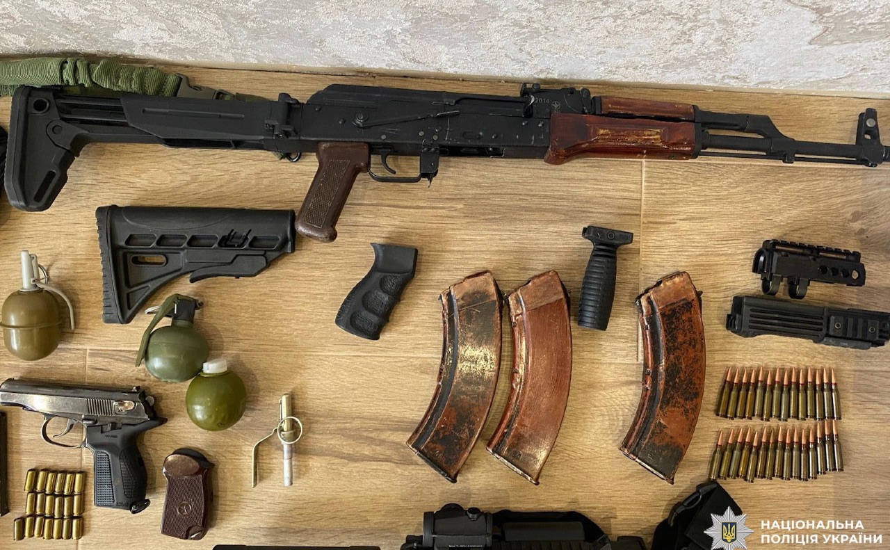 Правоохоронці провели 11 обшуків у квартирах, автомобілях та інших приміщеннях, пов’язаних з підозрюваними. Фото: поліція
