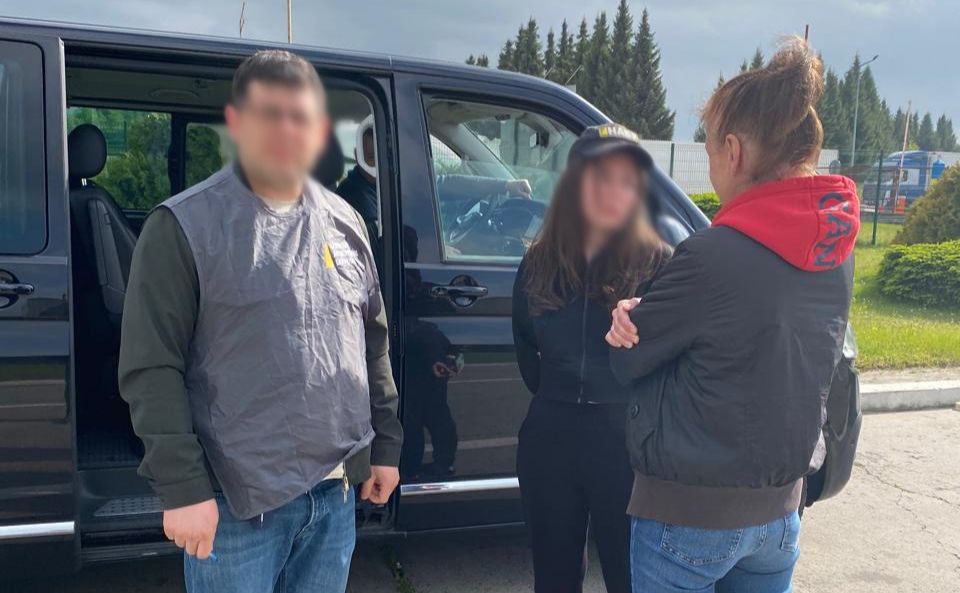 Підозрювану передали співробітникам НАБУ на польсько-українському кордоні. Фото: Спеціалізована антикорупційна прокуратура