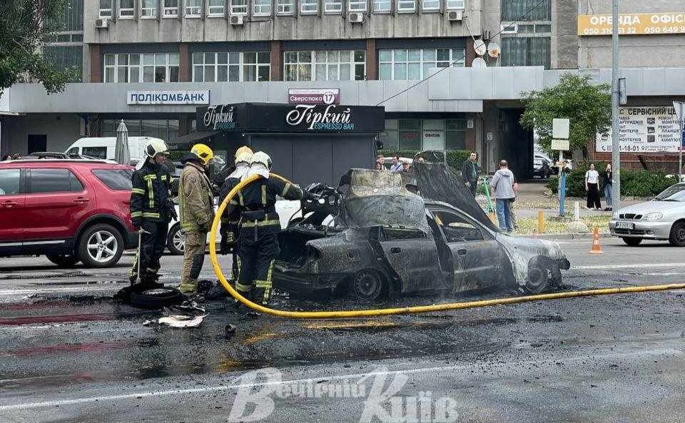 Гасіння автівки. Фото: «Вечірній Київ»