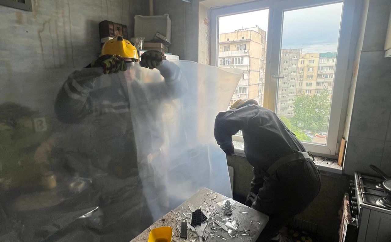 Ліквідація наслідків обстрілу. Фото: КАРС