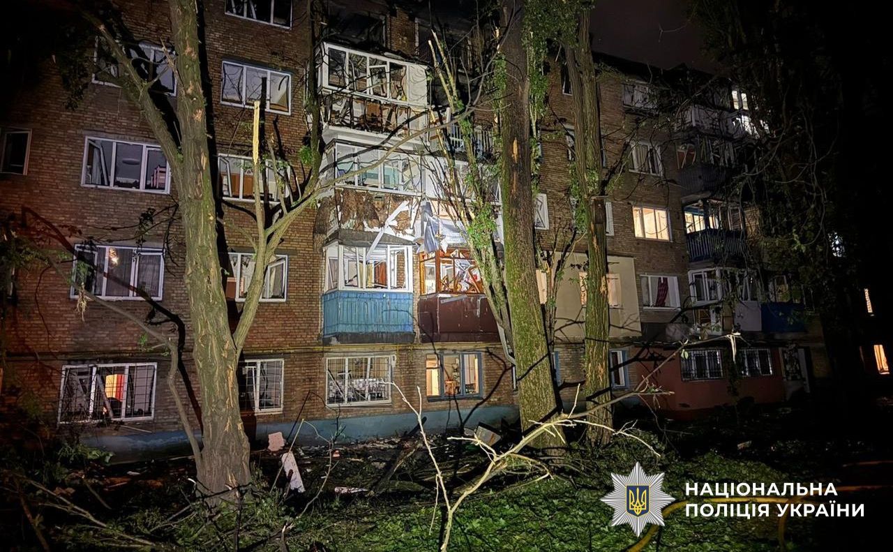 Одна з п’ятиповерхівок Києва після острілу рф. Фото: Нацполіція
