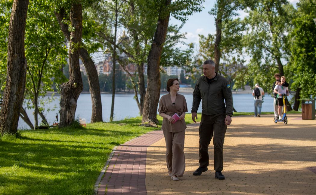 Кличко з ведучою ТК «Київ24» під час інтерв’ю. Фото: Офіційний сайт КМДА