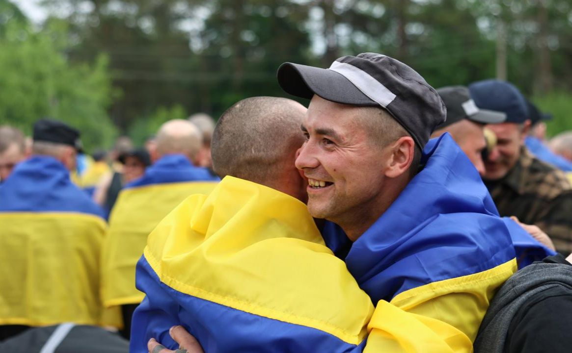 Обійми і радість — військовополоені повренулись в Україну. Фото: В.Зеленський, телеграм