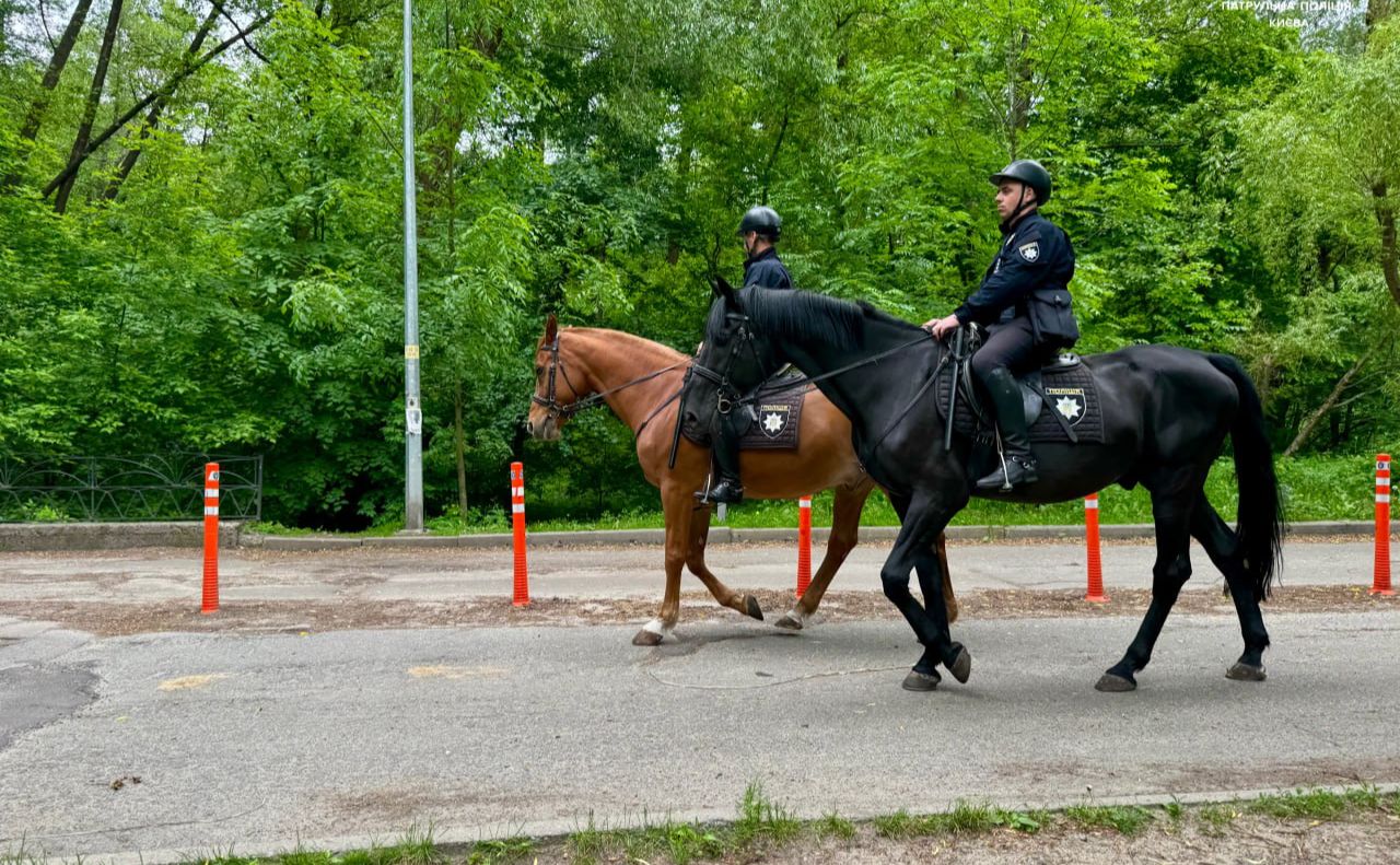 Кінні патрульні під час об’їзду території парку у Києві. Фото: Патрульна поліція Києва
