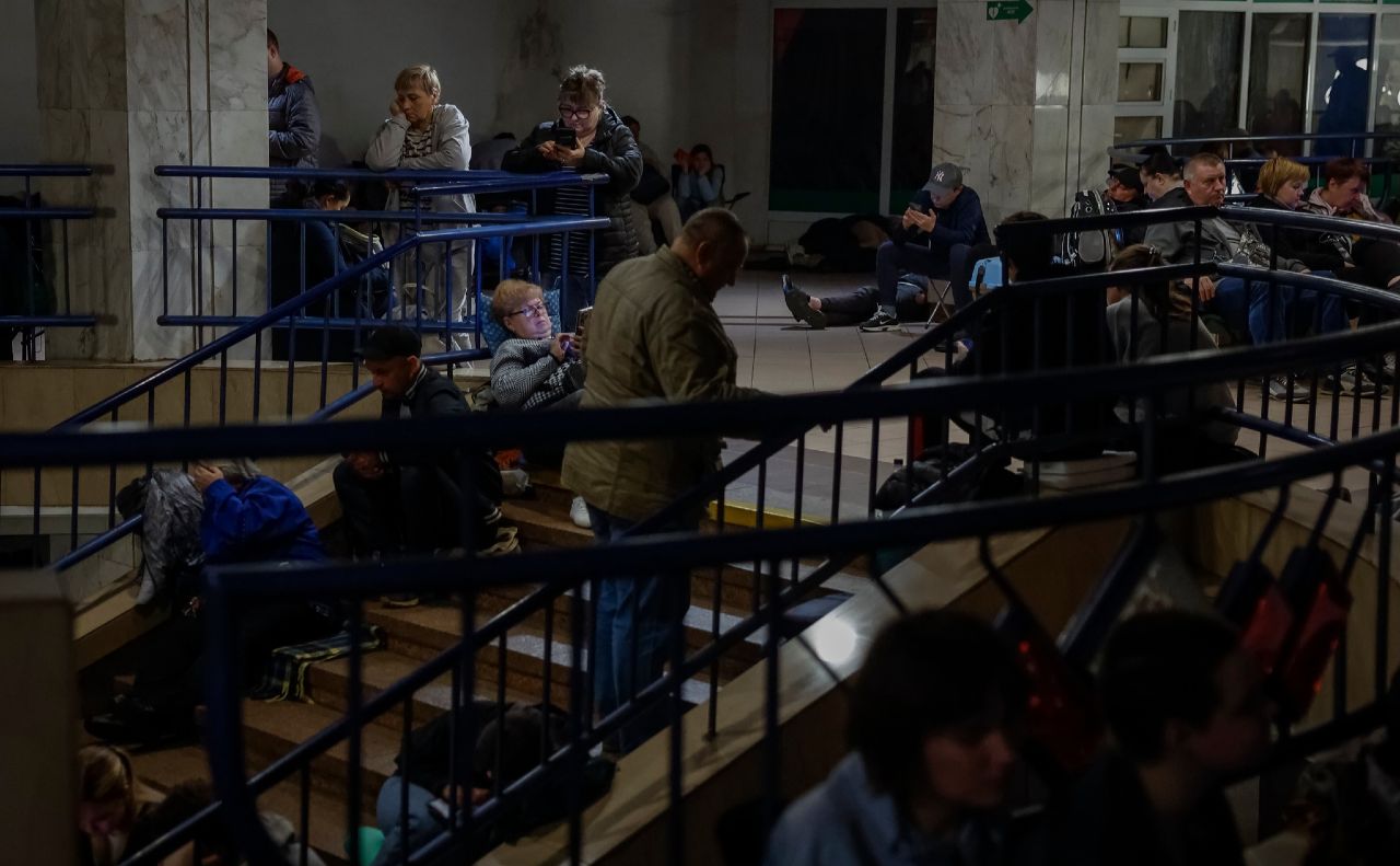 Люди у метро в Києі під час російських обстрілів. Фото: Reuters