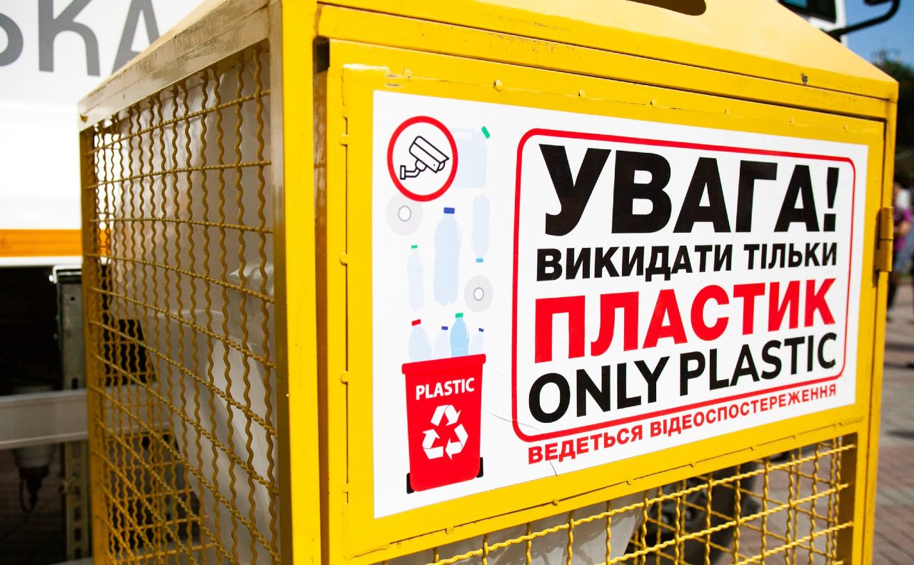 Можна дізнатися адреси та графік очищення контейнерів. Фото: фб-сторінка Миколи Поворозника