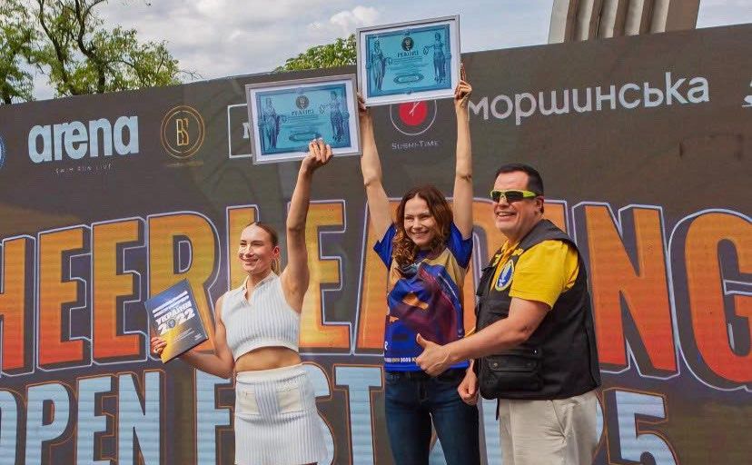 Урочисте вручення диплому. Фото: Департамент молоді та спорту КМДА