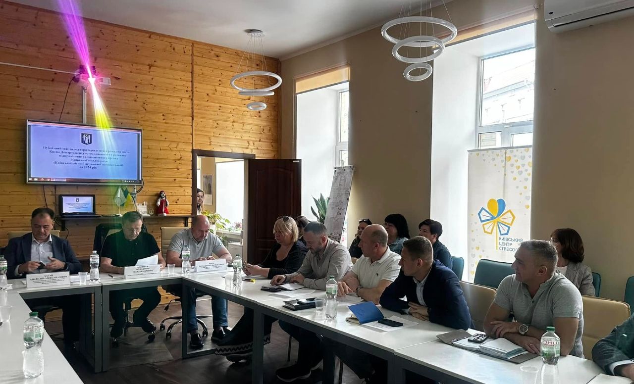 Посадовці прозвітували перед громадськістю. Фото: Департамент промисловості та розвитку підприємництва КМДА