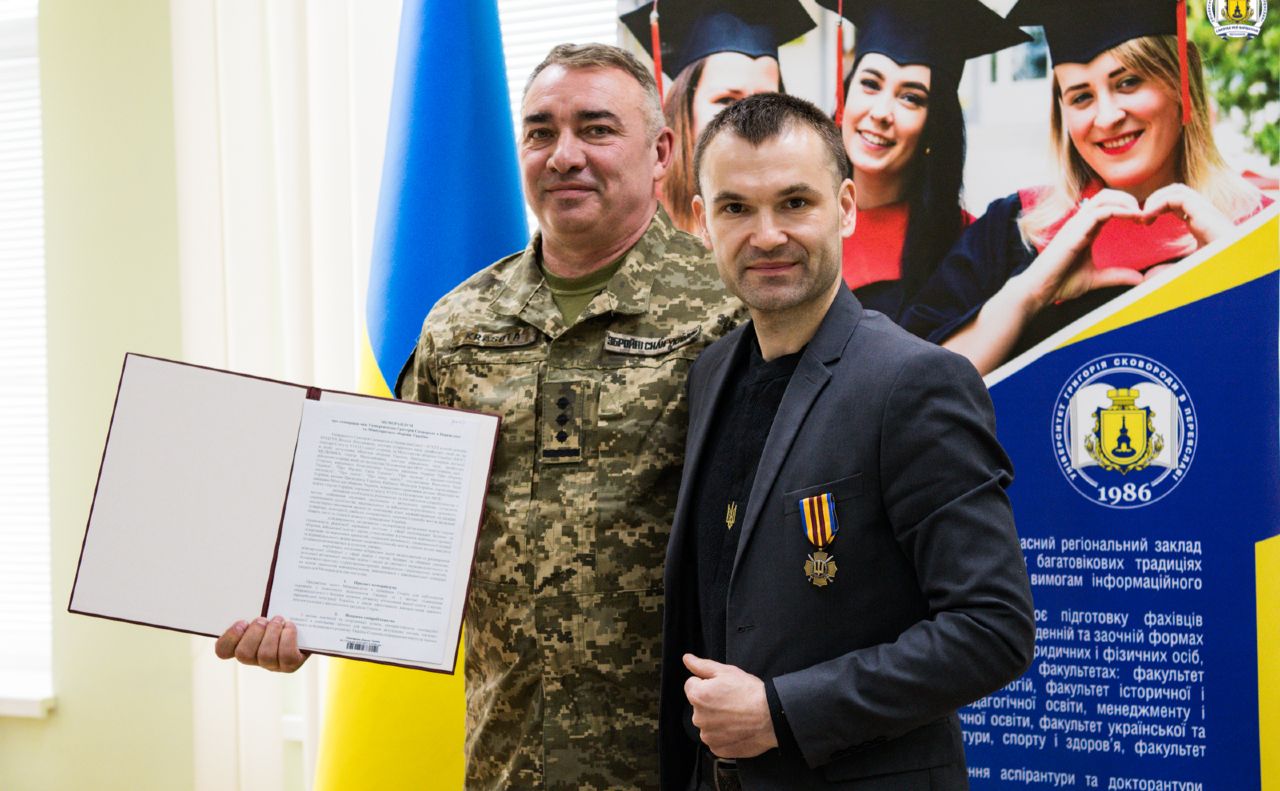 Віталій Коцур та Ігор Красота з підписаною угодою. Фото: Ірина Середа