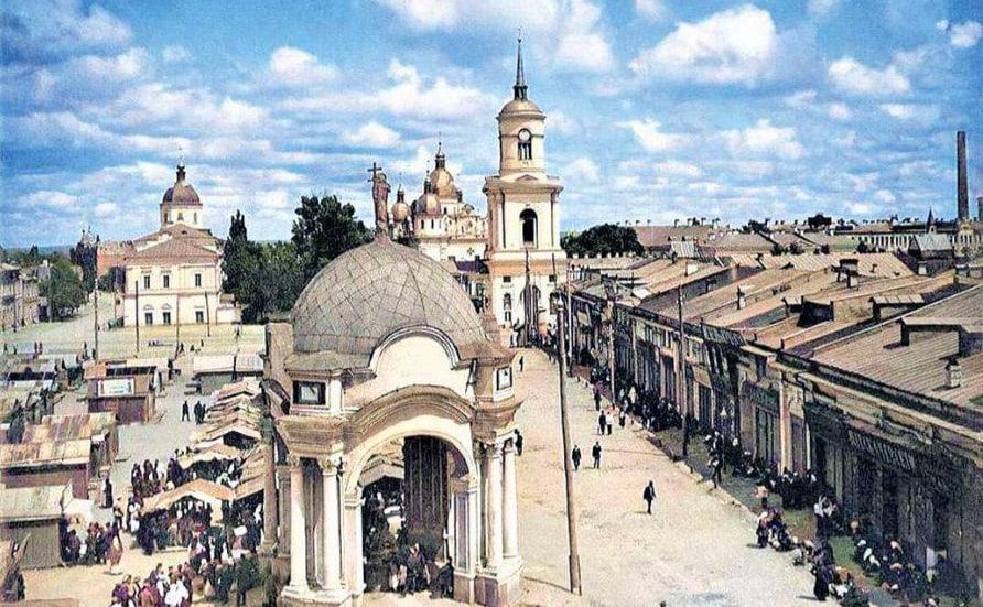 Панорама Контрактової площі на світлині початку ХХ століття. Фото з відкритих джерел