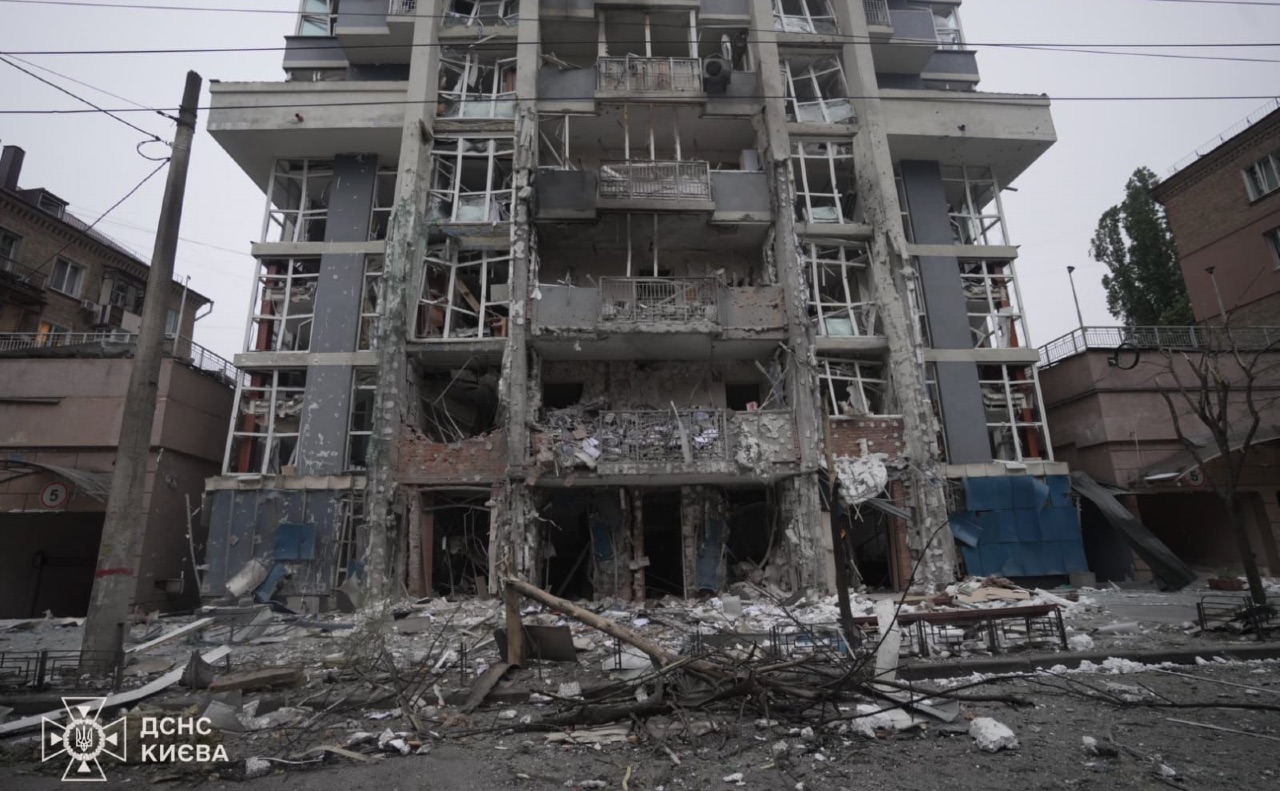Наслідки ворожого обстрілу. Фото: ДСНС