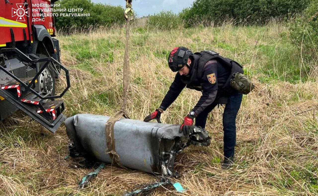 На Київщині в полі знайшли бойову частину ще однієї крилатої ракети