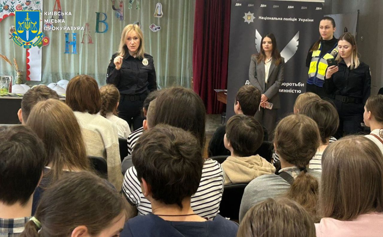 Правоохоронці активно працюють з підлітками. Фото: Київська міська прокуратура