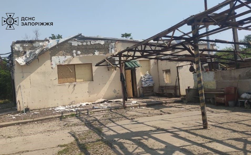 Фото з місця удару від ДСНС.
